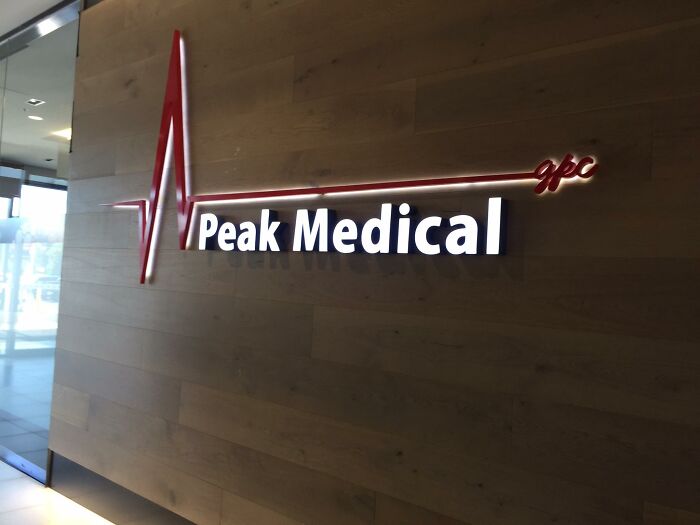 El logo de este centro médico es una línea plana en un electrocardiograma
