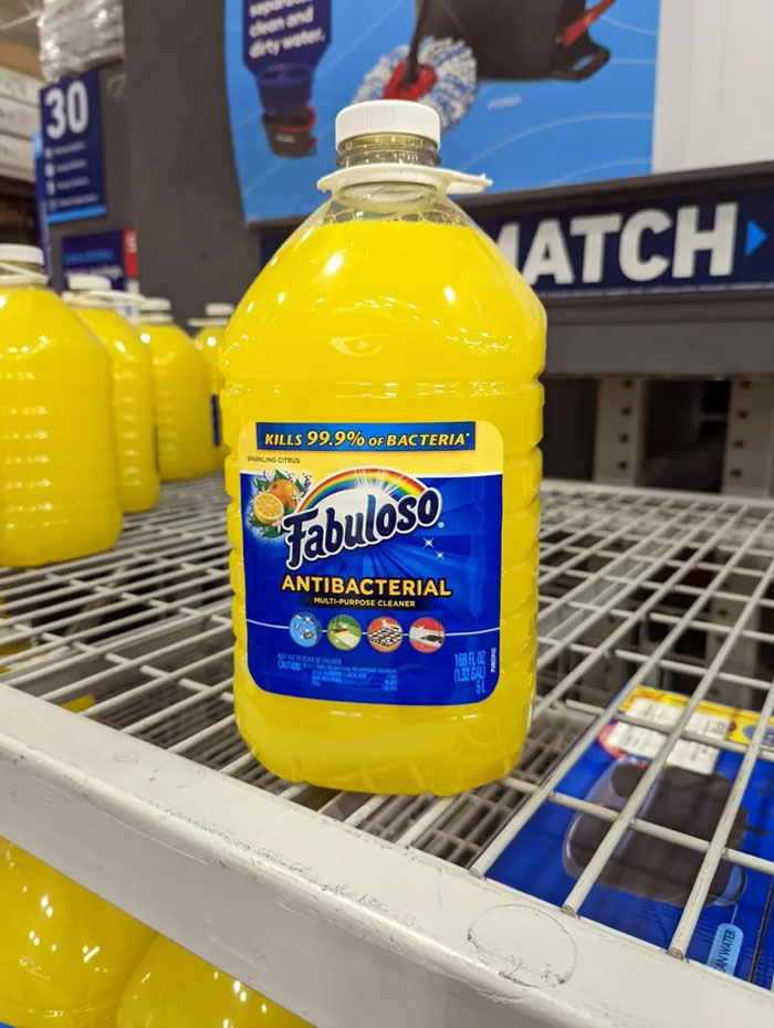 Diseño de botella y logo que son muy parecidos a los de una naranjada. Si un niño no sabe leer, esto terminaría mal