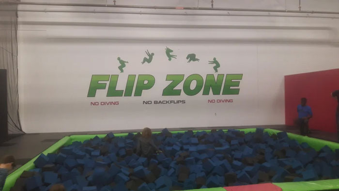 Este lugar de trampolines tiene una regla de "no saltos mortales" cuando literalmente hay alguien haciendo un salto mortal en su logo