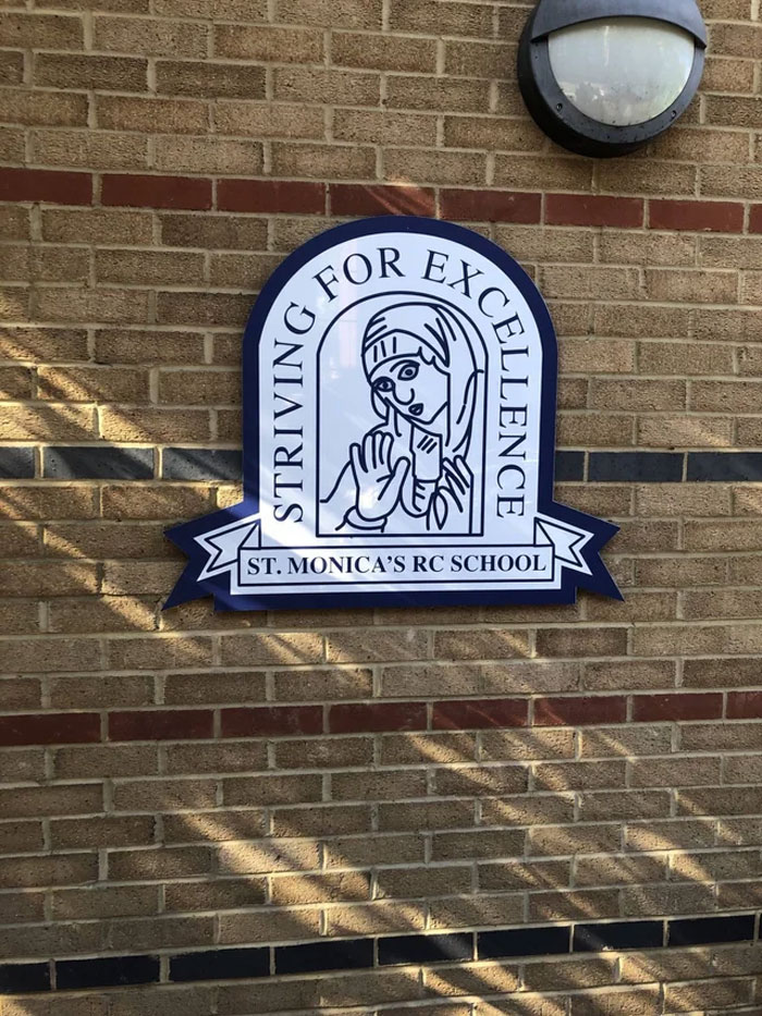 El logo real de una escuela cerca de aquí