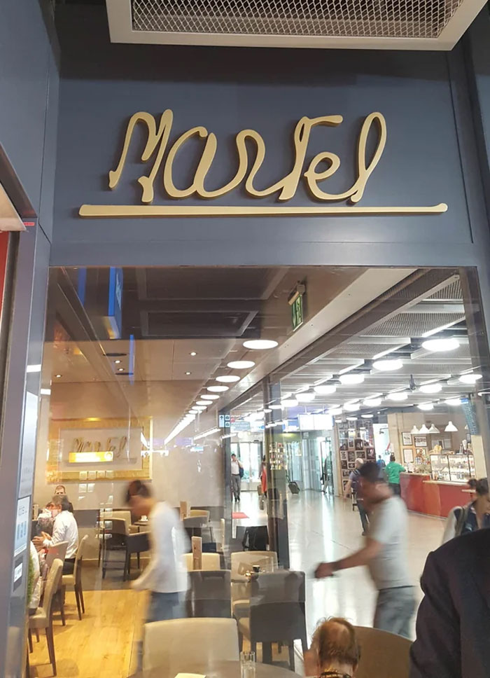 Este logo horrible de una cafetería