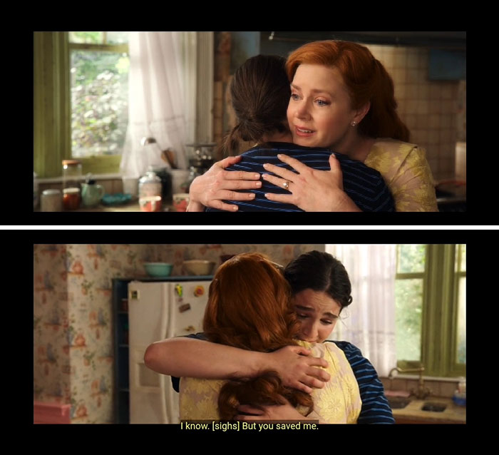 En Desencantada (2022), Giselle y Morgan se abrazan pero sus brazos cambian de posición la siguiente toma