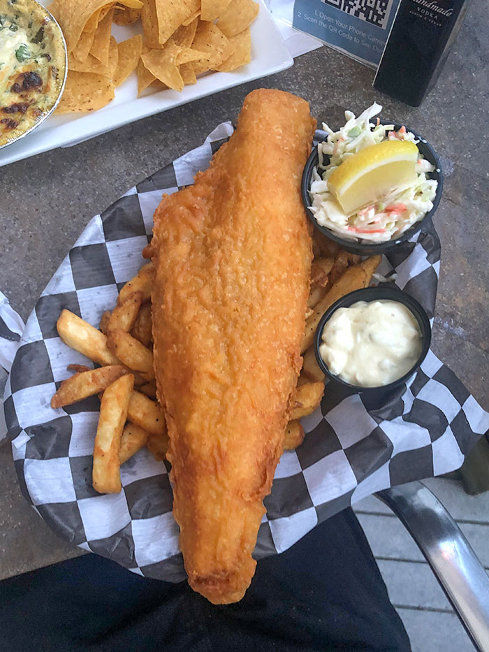 Plato enorme de pescado y patatas fritas de Manayunk Brewing Company