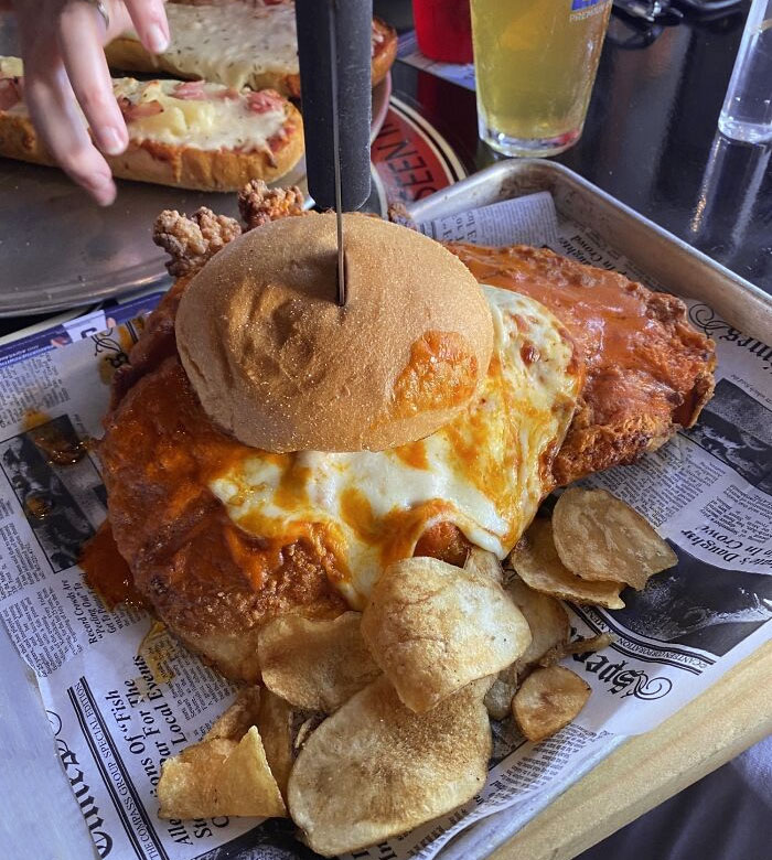 Un sándwich de pollo que pedí que era imposible de comer de forma normal. No esperaba el tamaño (tenía más patatas fritas en el lado)