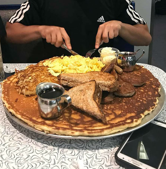 Este crepe gigante. Es parte de un reto de comida en este lugar llamado Nicolette Diner en Minneapolis