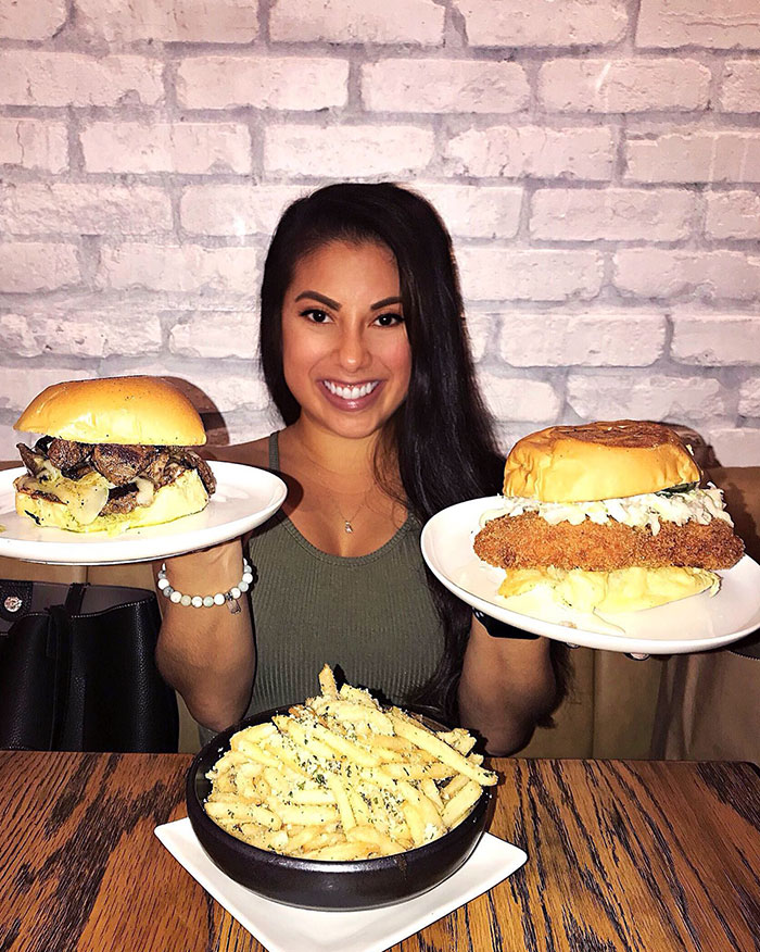 Si sólo pudieras elegir uno, ¿cuál sería? ¿el sándwich de filete mignon o el sándwich de pollo crujiente?