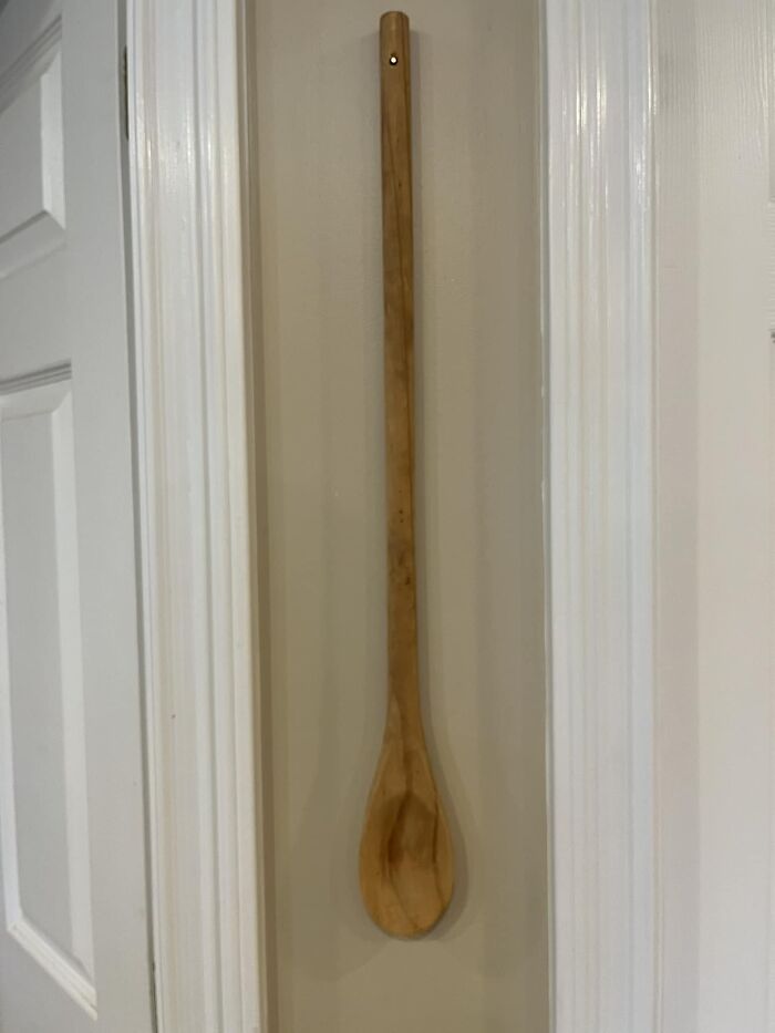 Un día, encontré esto clavado entre el baño y la alacena. Le pregunté a mi esposo por qué lo hizo. Dijo: “No sé”. Así que ahí está mi cuchara de campo moderna “No sé”