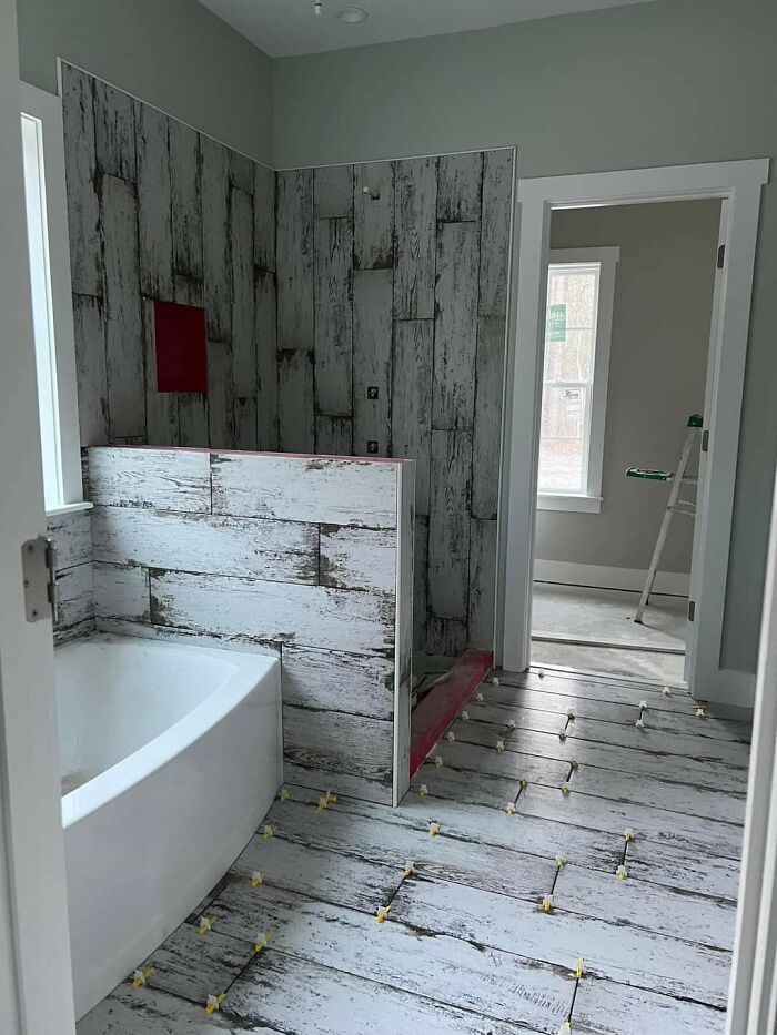 Esto fue publicado en un grupo de remodelación de hogares en el que estoy. Aparentemente, el dueño se arrepiente un poco de los azulejos de baño que escogió e instaló y busca consejos para “suavizarlos”