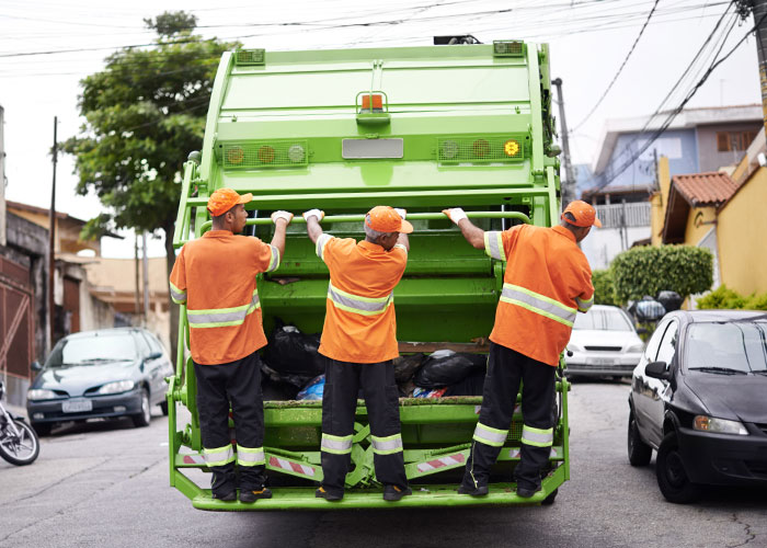25 Profesiones infravaloradas hasta que se necesitan en emergencias