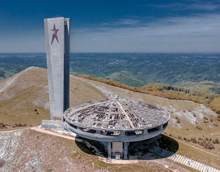 Antigua casa conmemorativa del Partido Comunista Búlgaro (Monumento Buzludzha), paso de Shipka, Bulgaria, construida en 1981