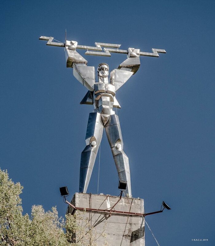 "Electrificación", escultura de acero inoxidable, presa de Vidraru 1971. Condado de Arges, Rumanía