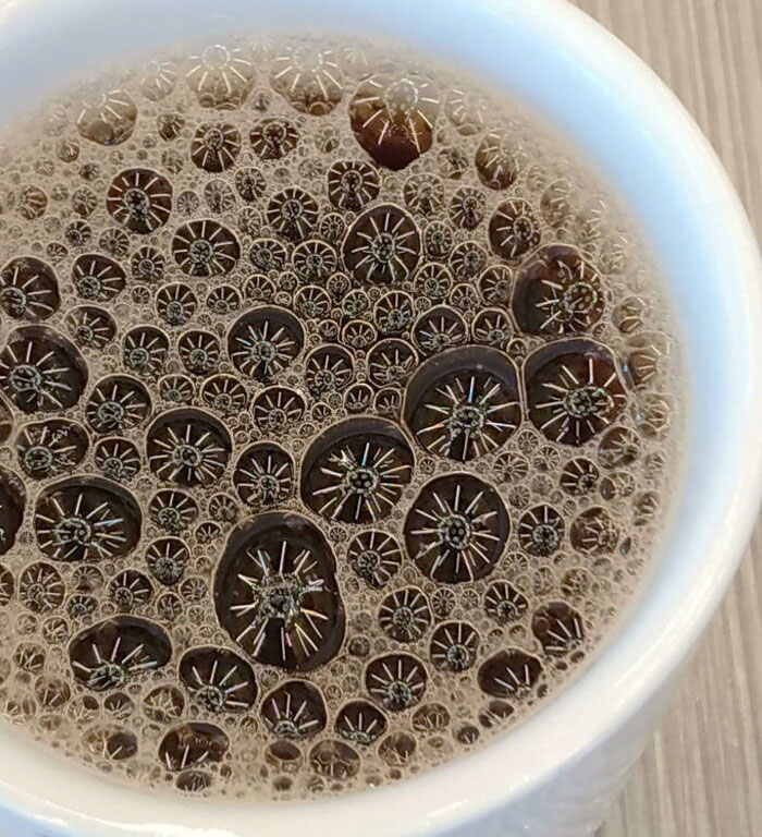 Los reflejos de la iluminación del techo en esta taza de té