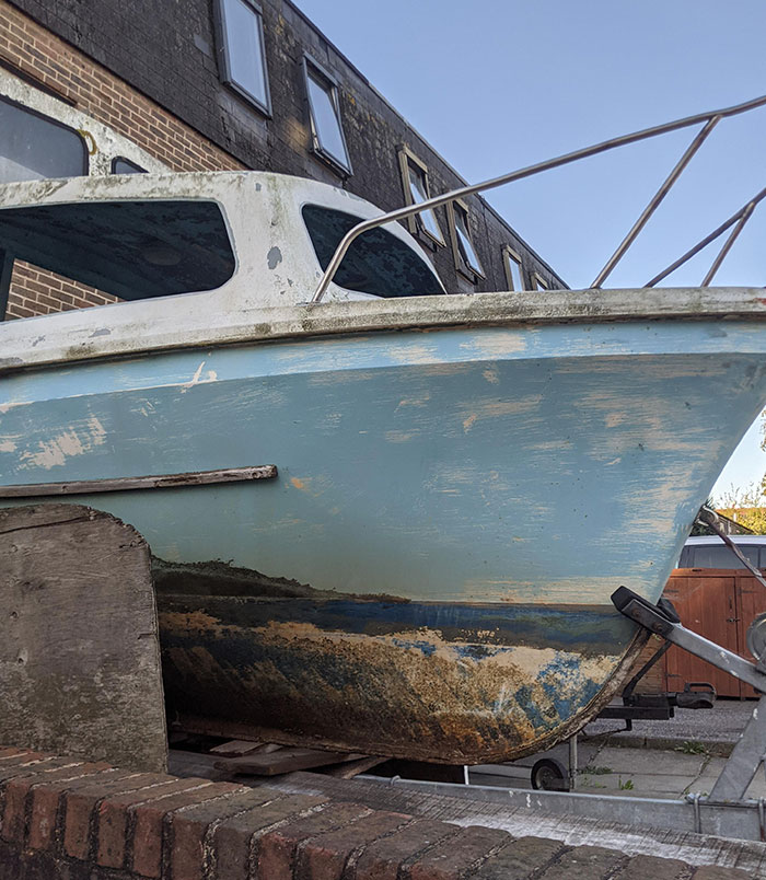 El desgaste y las rozaduras de este barco parecen una isla en el mar
