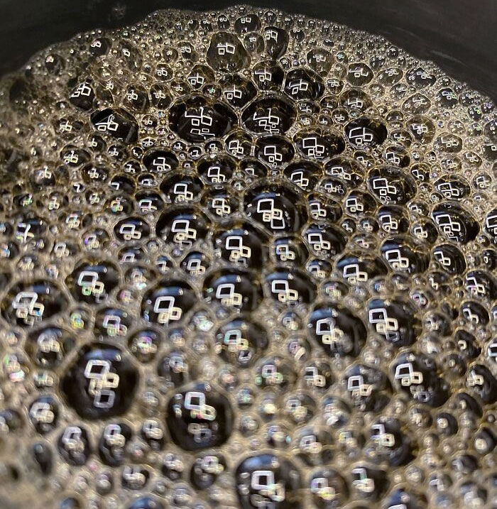El reflejo de las luces del techo en mi café