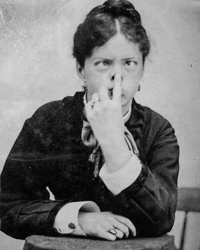 Mujer victoriana desconocida haciendo una cara graciosa para la cámara