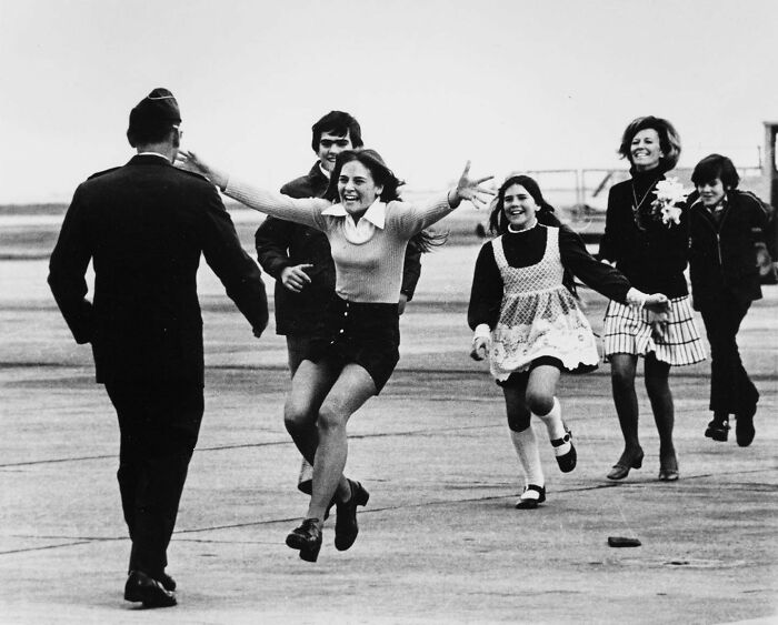 El teniente coronel Robert Stirm, recibido por su familia, regresa a casa tras más de cinco años como prisionero de guerra en Vietnam del Norte