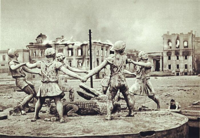 En la foto, el Khorovod infantil, también conocido como fuente Barmaley, en Stalingrado
