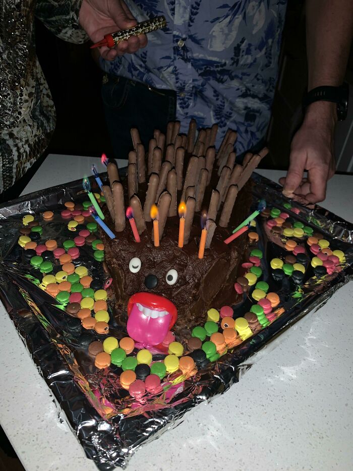 El pastel de mi hermana. (Se supone que es un erizo)