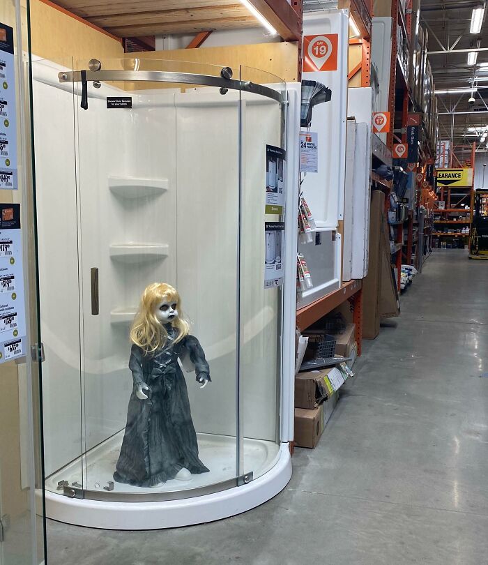  Reubicando las decoraciones de Halloween en la tienda de herramientas
