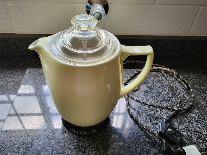 Primera cafetera automática del mundo. 1952. Ha pertenecido a la familia durante 70 años. Sigue funcionando perfectamente
