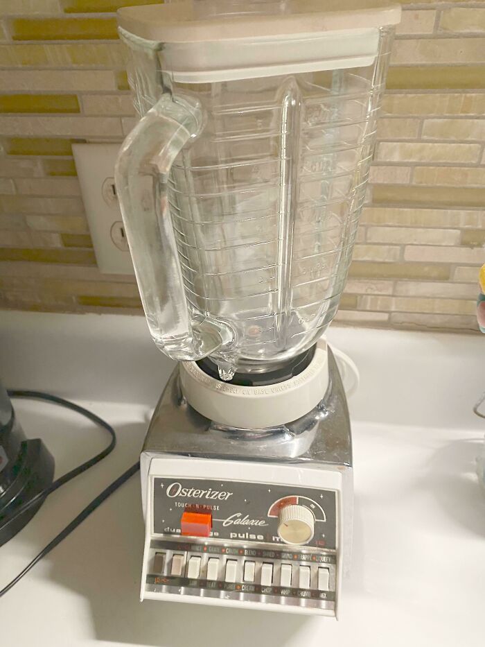 Heredé esta licuadora de mi abuela. No tengo ni idea de lo vieja que es. Todavía funciona de lo mejor