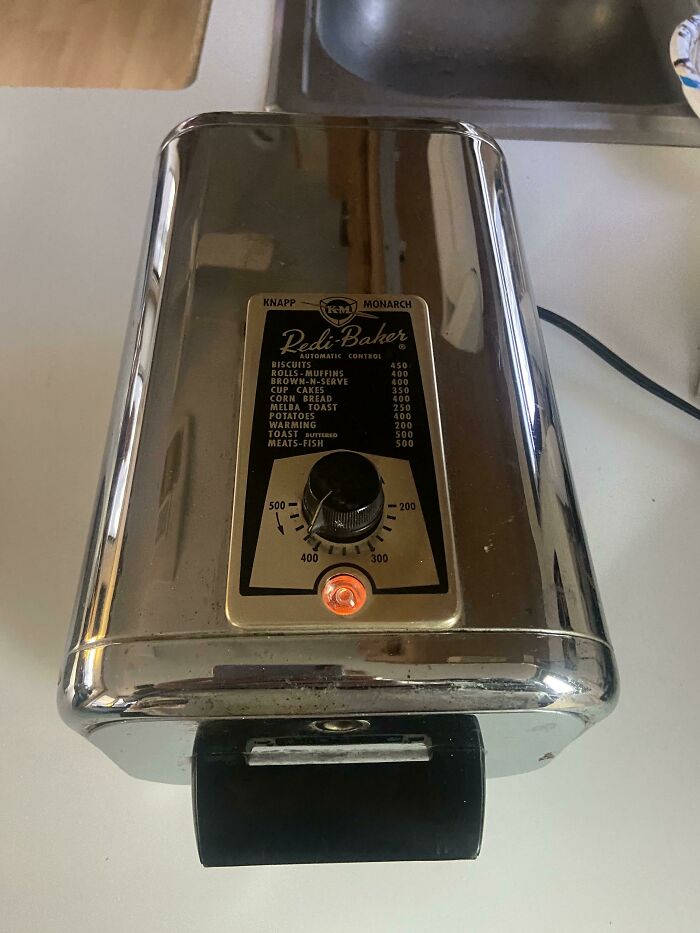 Mi mamá me dio este mini horno hace 30 años. Es de los años 60. No puedo contar cuántas veces lo he usado. Ahora vive en mi casa rodante, ¡y es definitivamente mi electrodoméstico favorito!
