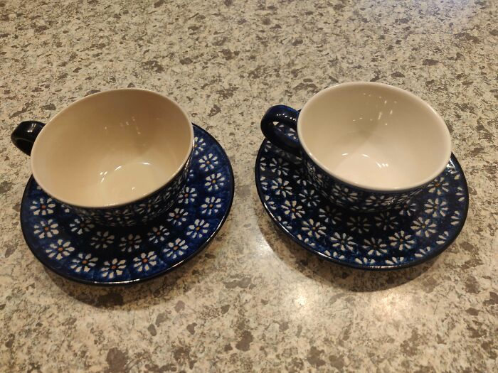 Cerámica polaca de Bolesławiec. La de la izquierda es de más de 50 años de mi abuela. La de la derecha me la regalaron por Navidad. Sigue teniendo el mismo diseño. Incluso encontré una tapa de repuesto para mi tetera que se rompió hace 20 años