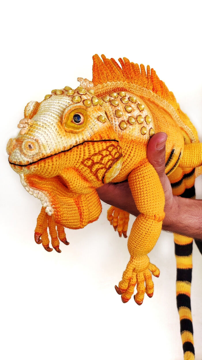 ¿Qué opinas de la combinación de técnicas artesanales? Por ejemplo, esta iguana la tejí a ganchillo con hilos de tres colores, luego la pinté e hice detalles de arcilla
