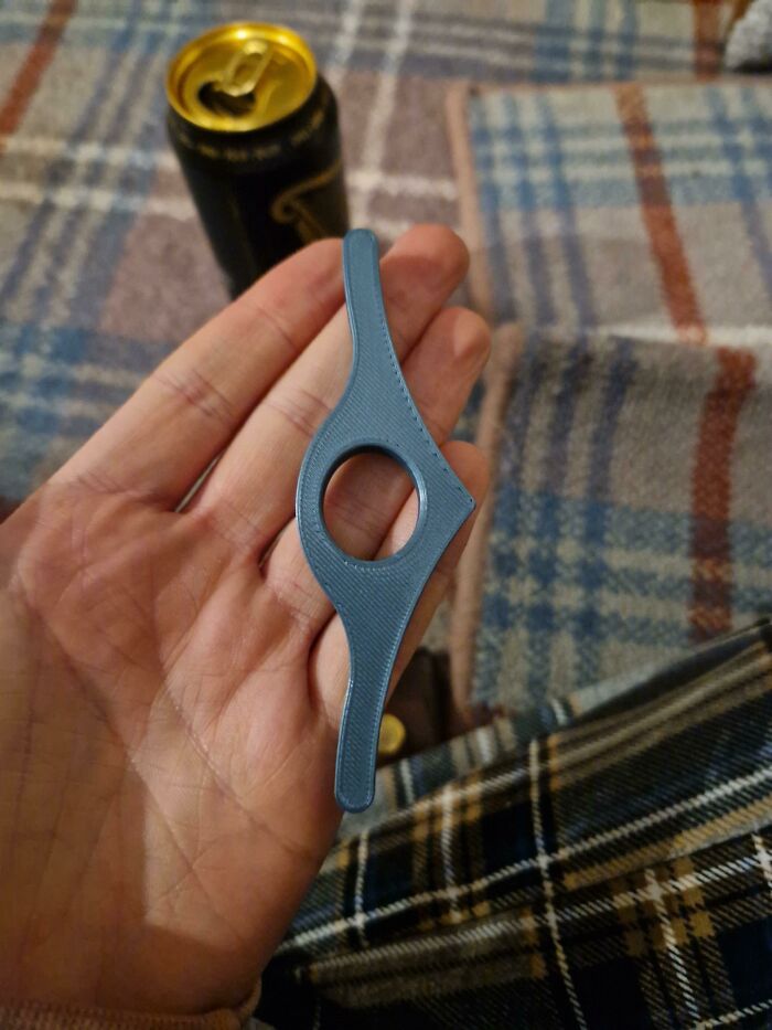 4 pulgadas, plástico, puntiagudo en un lado. Recibido como regalo de Navidad. ¿Qué es esto?