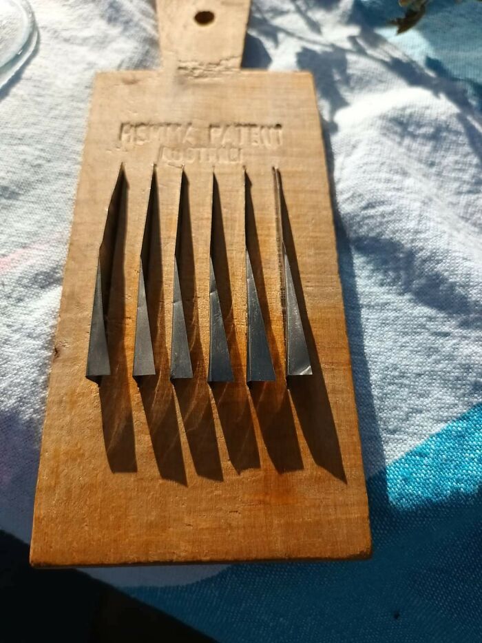 Bloque de madera con 6 hojas de metal, con la inscripción 'Hemma Patent'