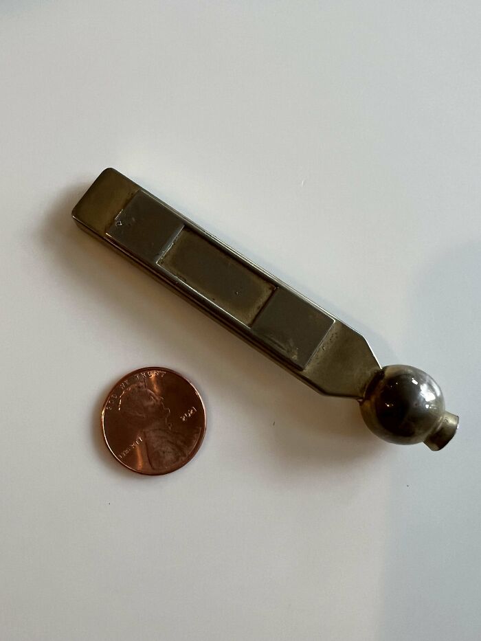 Encontrado en el cajón de los trastos de la cocina. Latón macizo y pesado