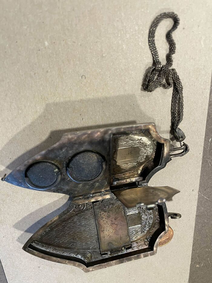 ¿Para qué se habría utilizado este antiguo "relicario" de plata? Posiblemente haya residuos de tinta en las dos almohadillas del interior, pero no hay indicios de que la puerta interior estuviera lo suficientemente sellada como para servir de depósito