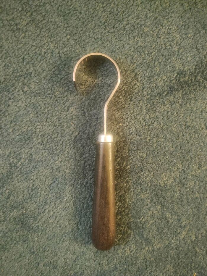 Extraño gancho encontrado enterrado en una conejera. La inscripción en el lado del gancho está en francés. ¿Alguna idea?