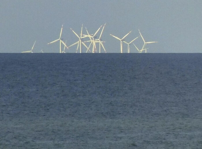 Tan vasto que las turbinas están a medio camino bajo el horizonte