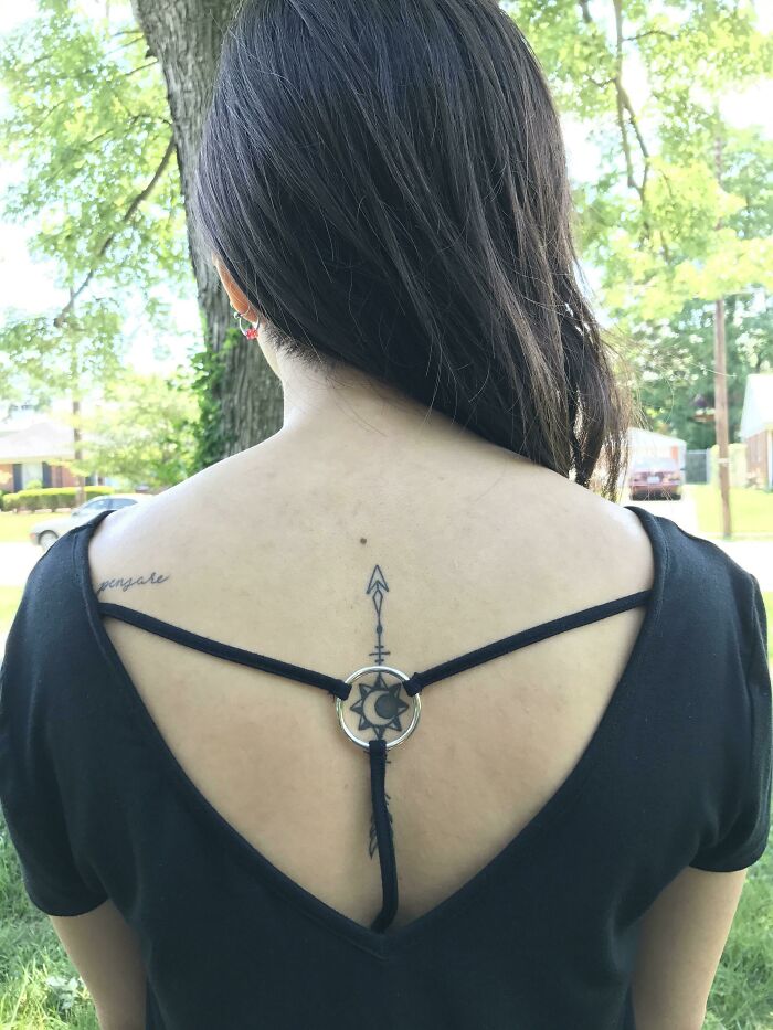 La forma en que la camisa de mi novia se alinea con su tatuaje