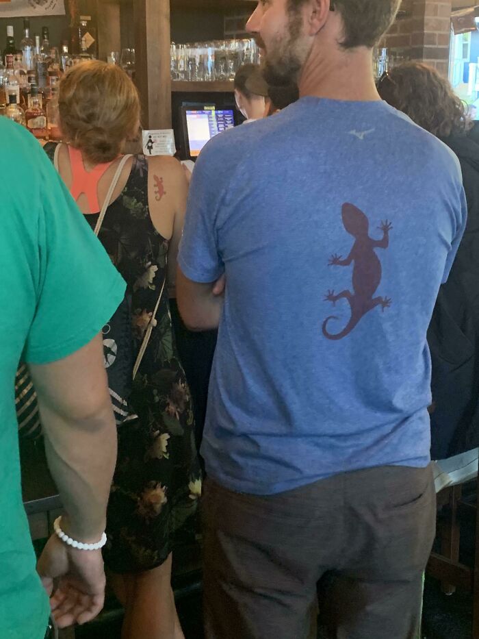 Esta mujer tiene un tatuaje en el hombro que es exactamente igual que el diseño de la camisa de este chico