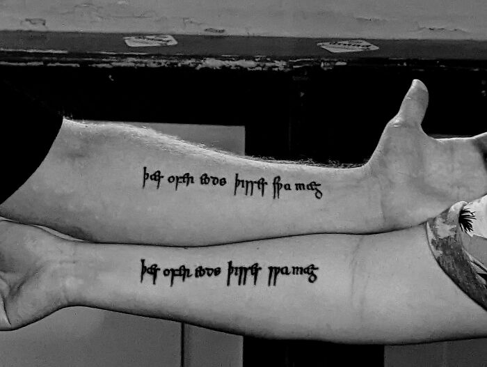 Un amigo que viene de visita del extranjero y un camarero de la ciudad tienen el mismo tatuaje