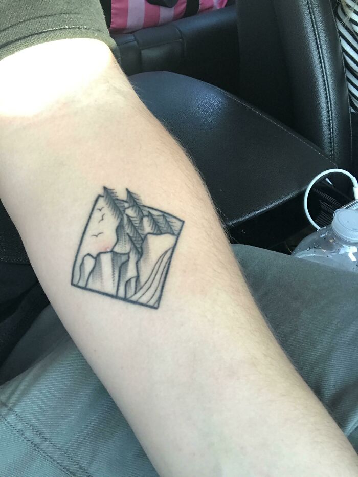 Este pequeño grano que se ha formado en mi piel dentro de mi tatuaje parece una puesta de sol