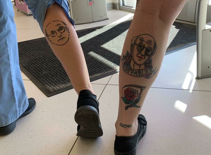 Hoy he conocido a una mujer que también tiene un tatuaje de Larry David en la pantorrilla