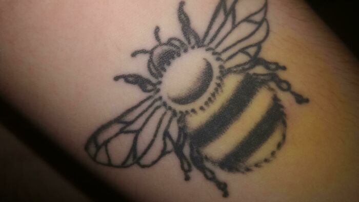 Este moratón casi colorea mi abeja tatuada