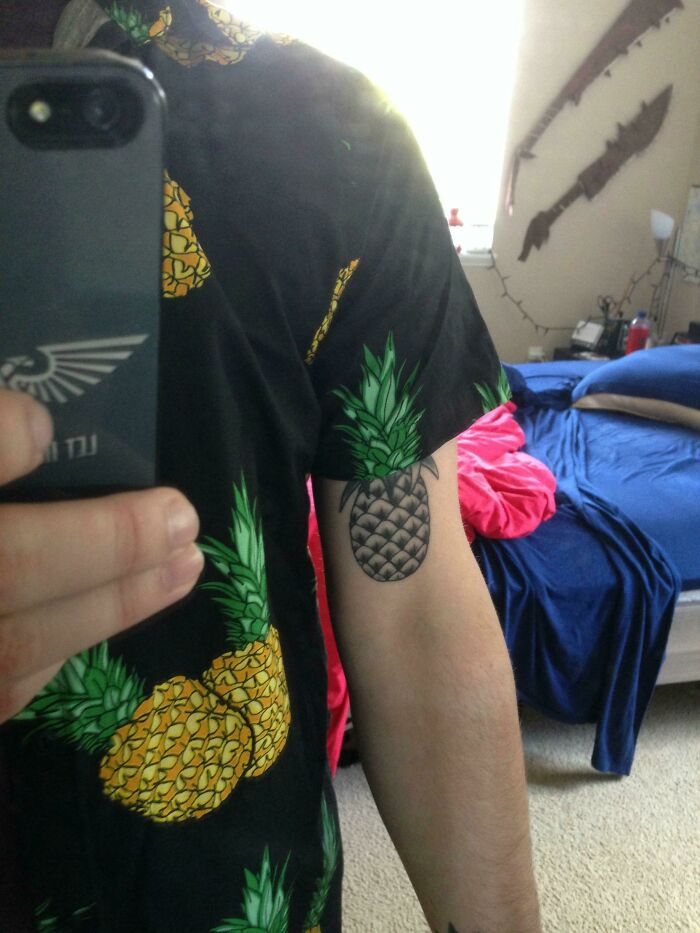 Mi camisa de piña se alinea con mi tatuaje de piña