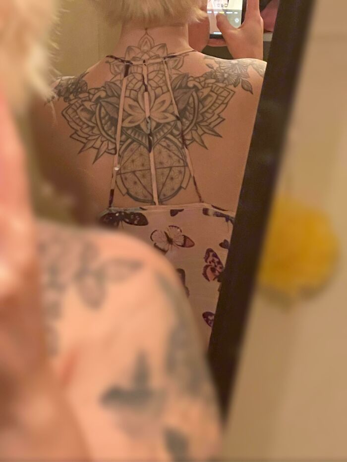 ¡Cómo los tirantes de mi camiseta de tirantes se alinean simétricamente con mi tatuaje!