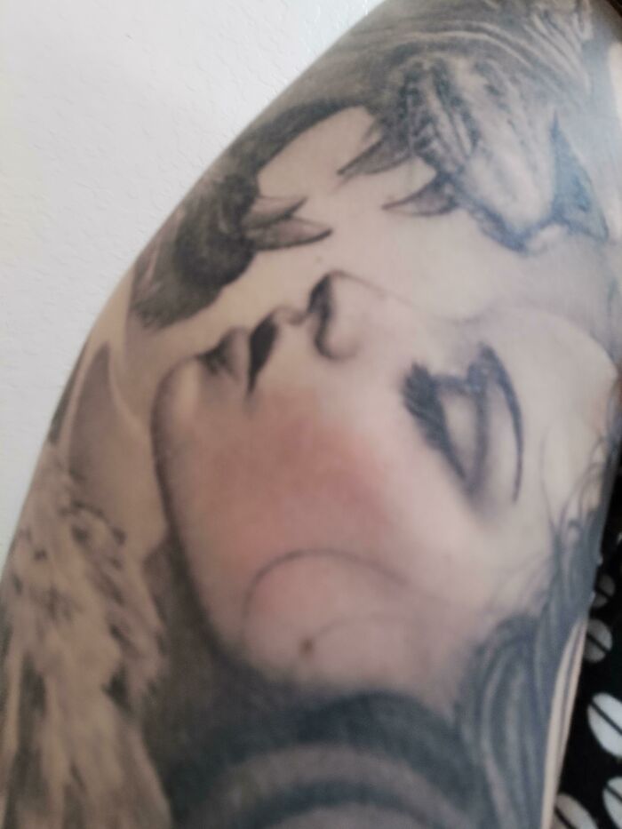 Tengo una picadura de mosquito en mi tatuaje hecho en escala de grises. Parece el rubor rosa de la mejilla