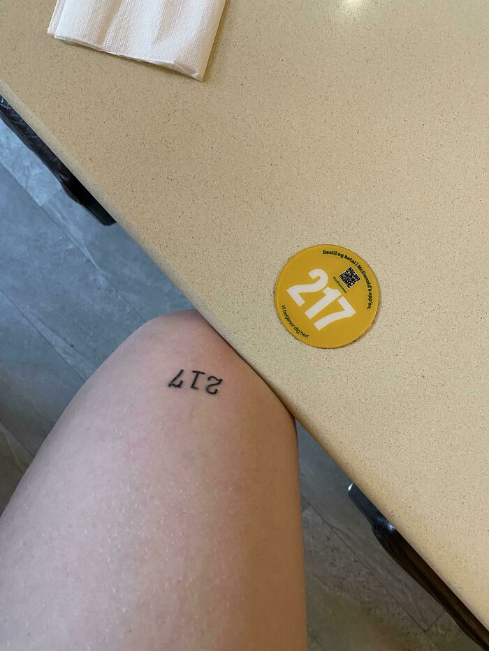 La mesa de McDonald's coincide con el tatuaje de mi pierna