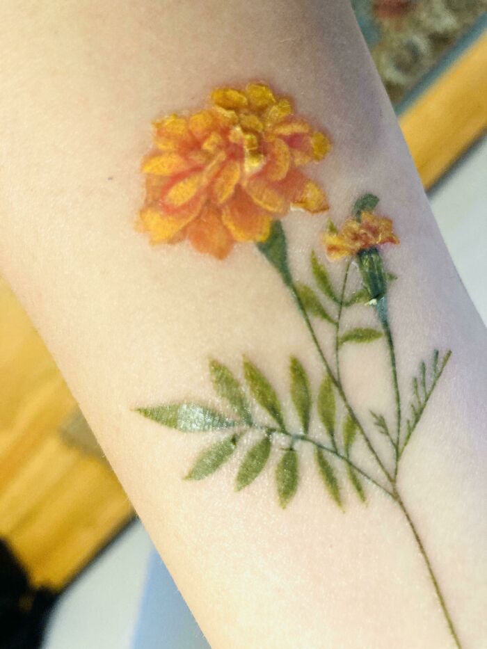 Mi tatuaje se está pelando y parece que los pétalos se están cayendo