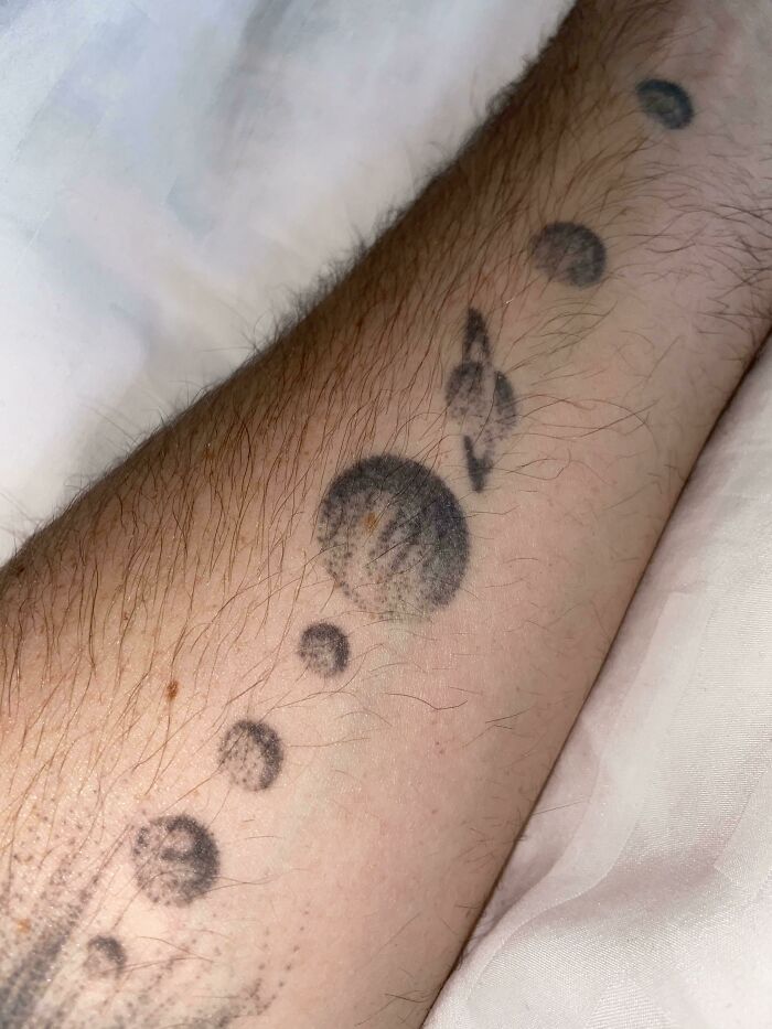 Me tatué un sistema solar en el antebrazo y después me salió un lunar en Júpiter que ahora representa su gran mancha roja