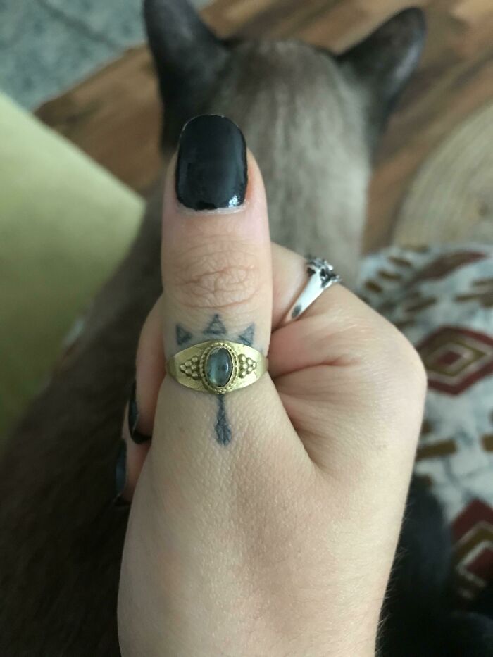 Este anillo que compré y que sin querer encaja perfectamente con mi tatuaje...