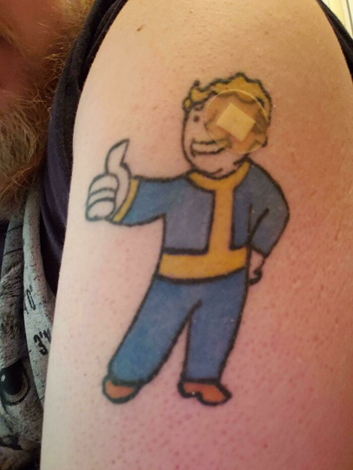 Me he vacunado. A mi tatuaje le han clavado un puñal en el ojo y necesita un parche