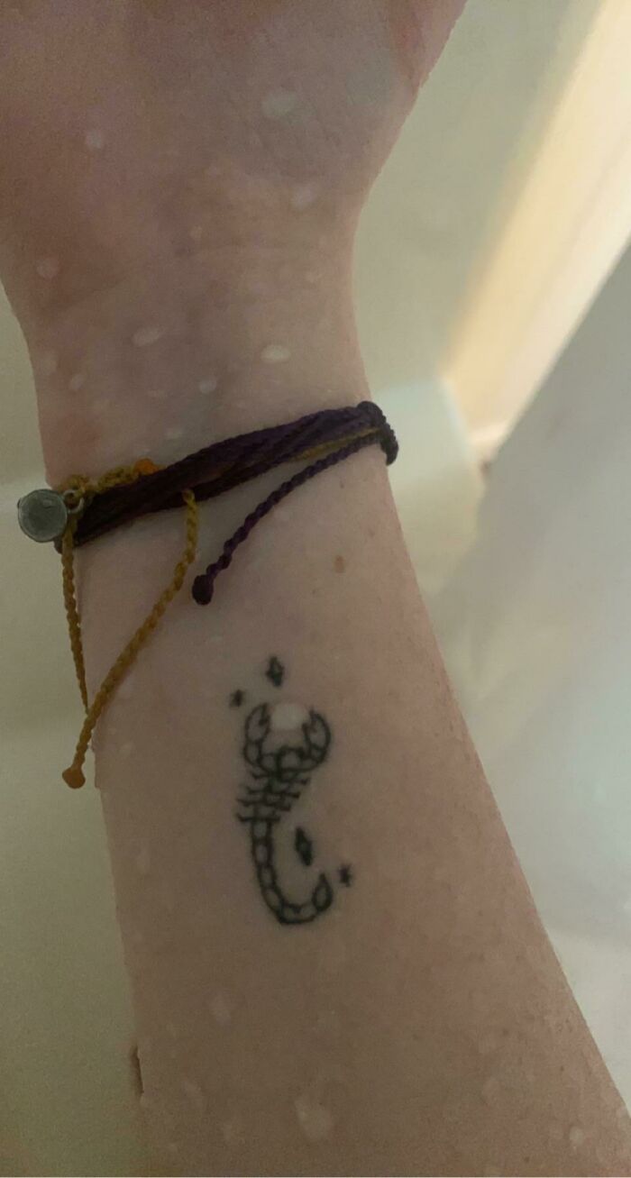 Esta gota de agua aterrizó perfectamente en mi brazo para que pareciera que mi tatuaje de escorpión la sostenía
