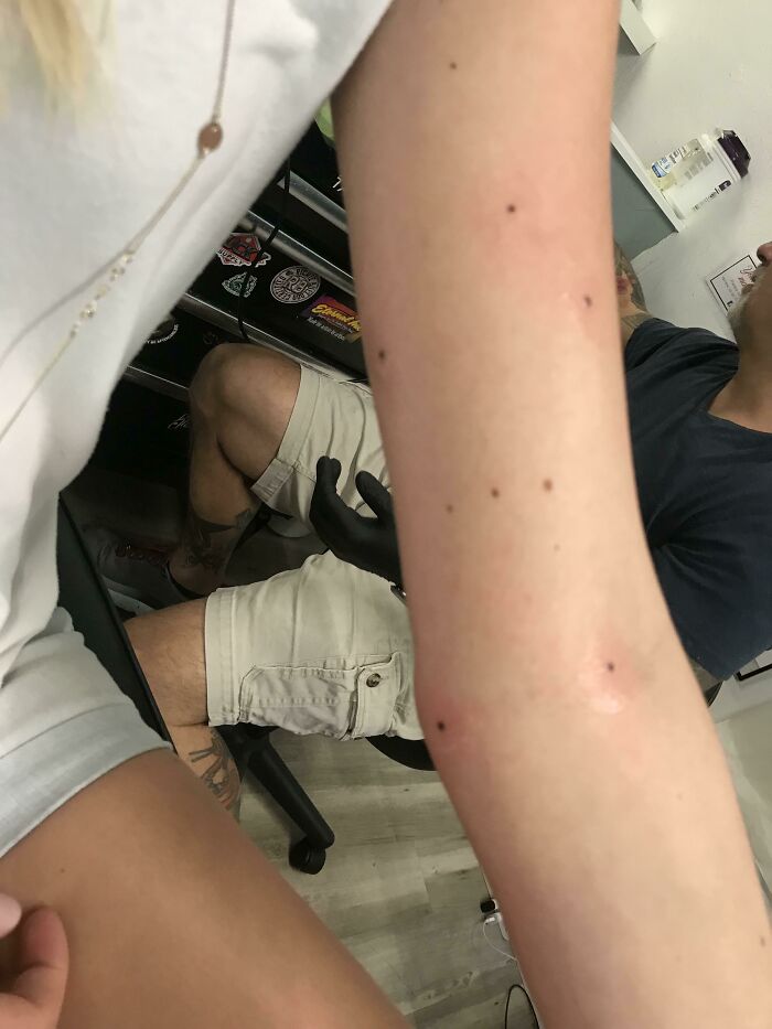Tengo tres pecas que parecen el Cinturón de Orión, así que me tatué el resto de la constelación